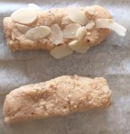 Bokkenpootjes vergeet niet alle koekjes met Amandelschaafsel te versieren