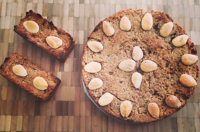 Healthy vegan gevulde speculaastaart en gevulde speculaaskoek met zelfgemaakte spijs.